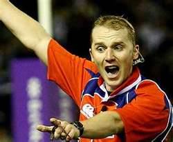 Wayne Barnes en pleine action, sous son meilleur profil.